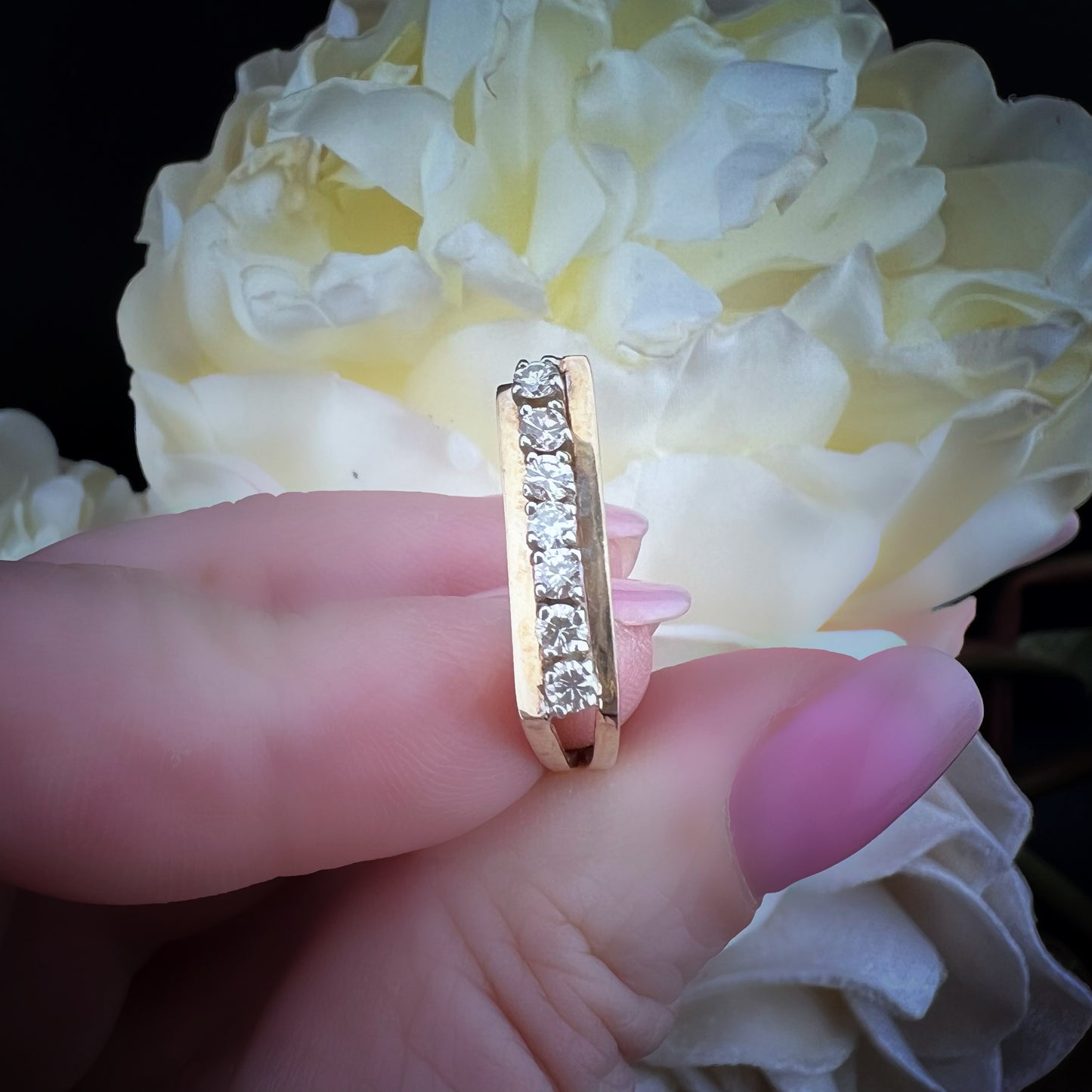 Anello vintage inglese con diamanti – modello a ponte obliquo (Sheffield, 1980)