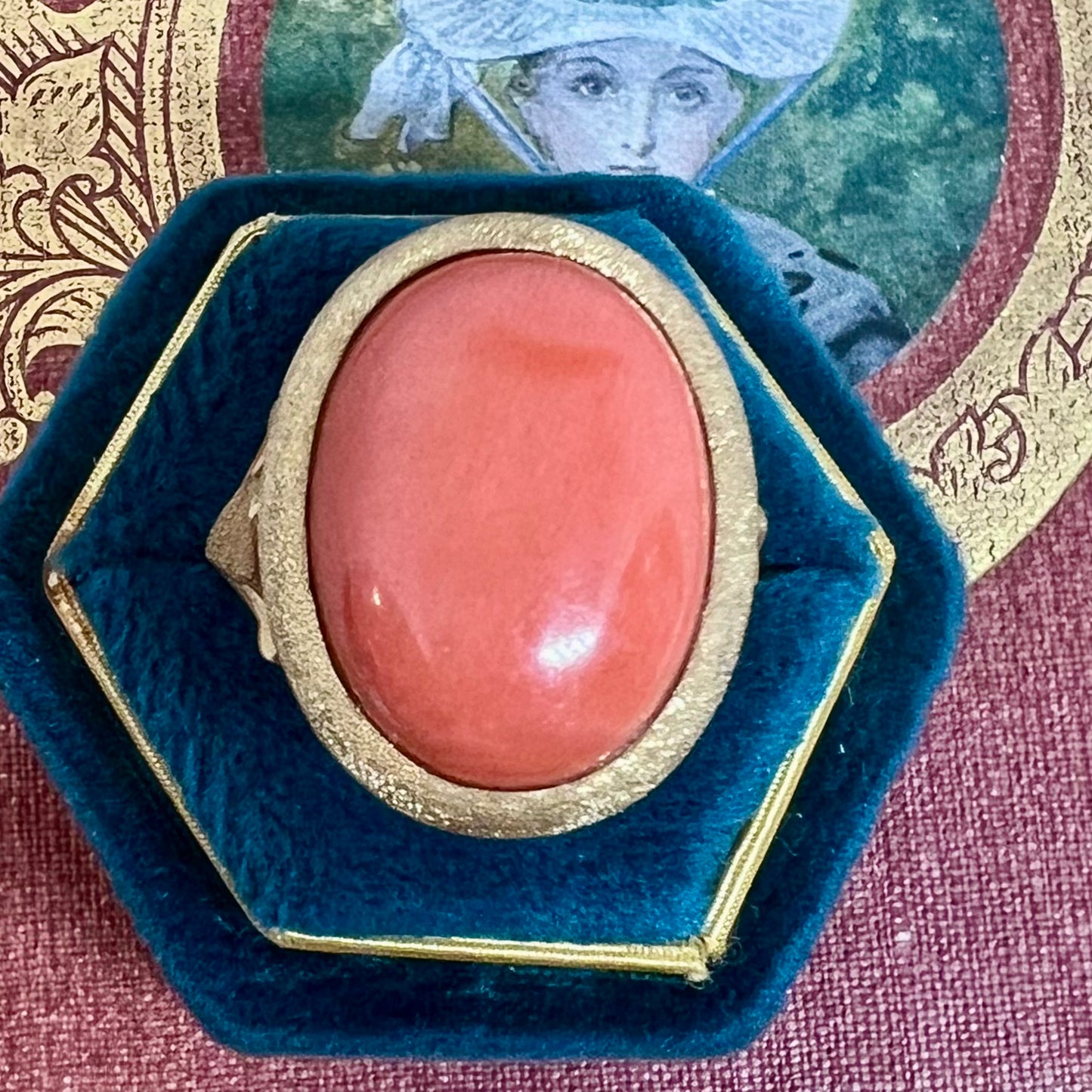 Prächtiger 18K Gelbgoldring mit großem Korallencabochon