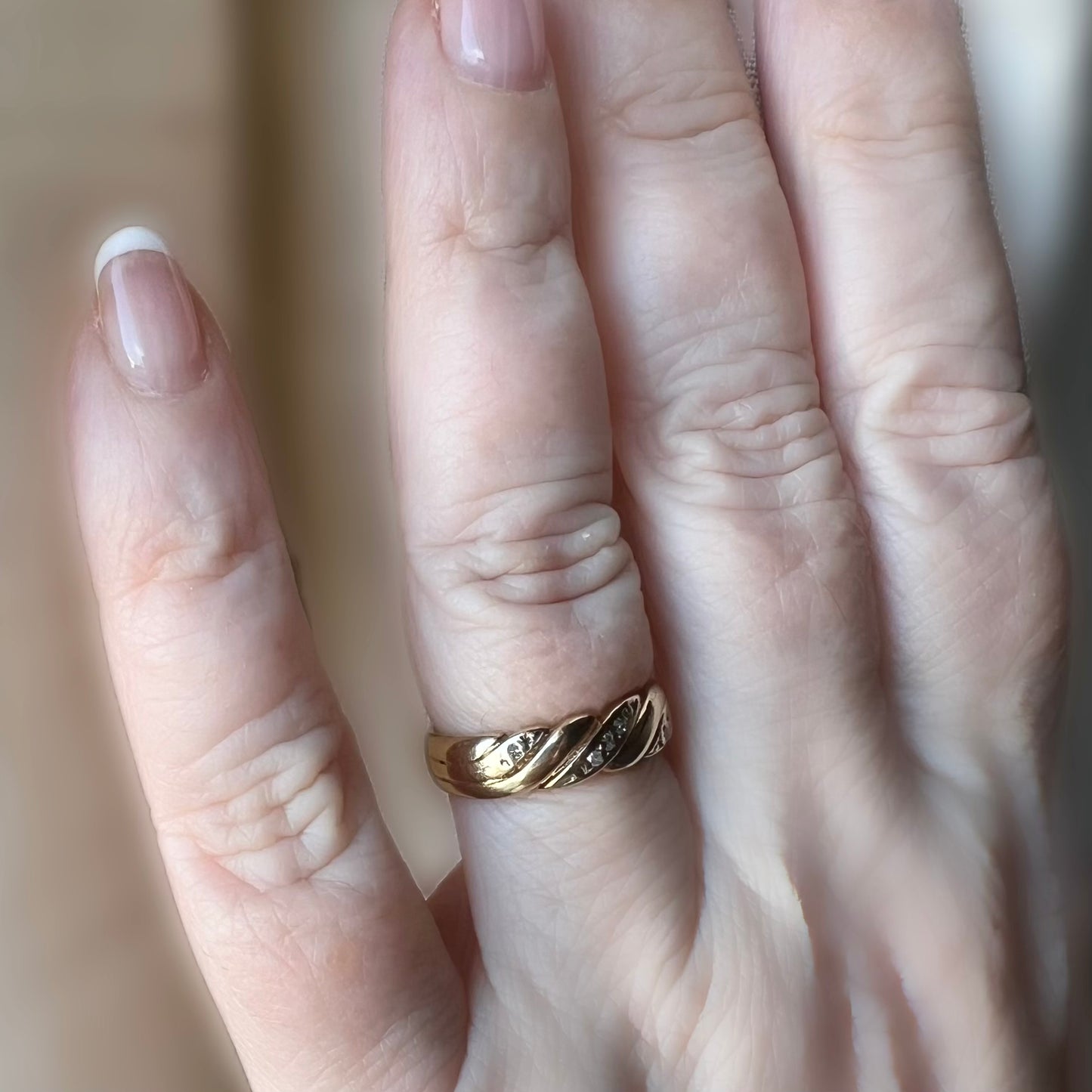 Band ring with diamonds
