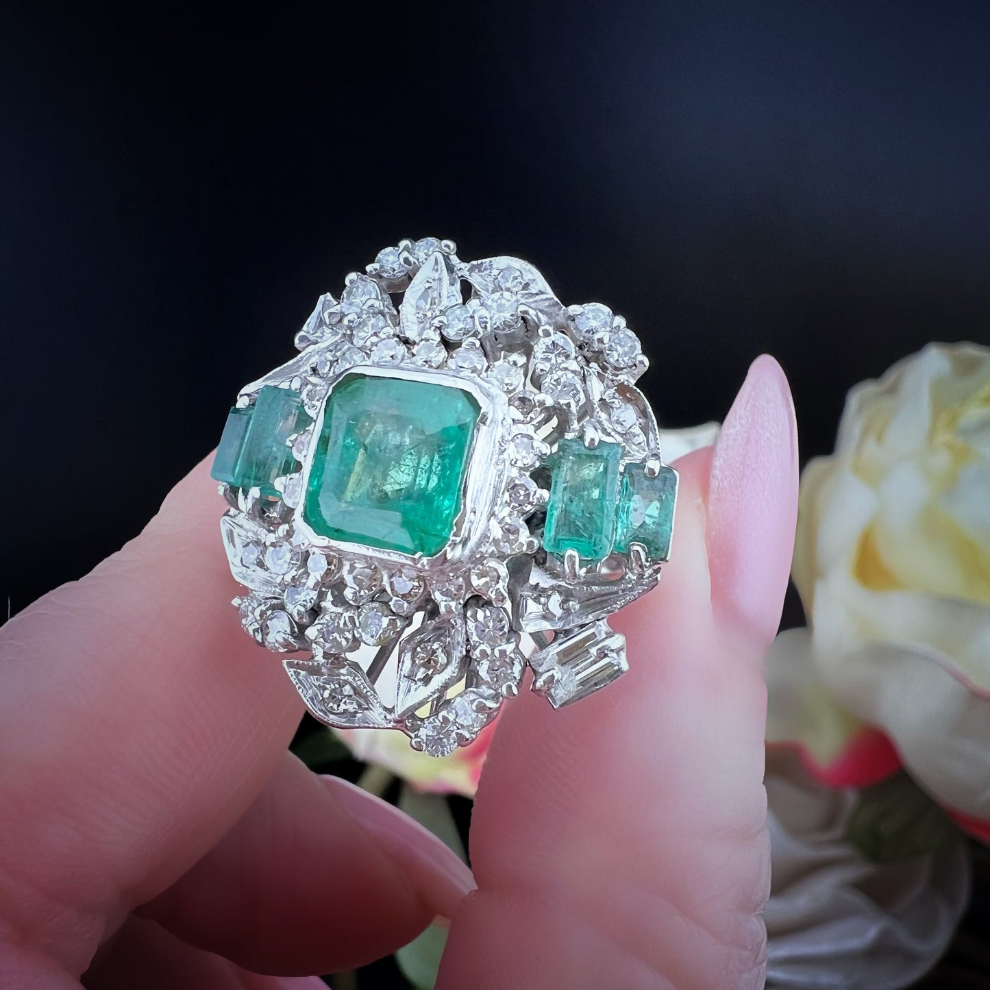 Anello a ballerina anni ’50 in oro bianco con diamanti e smeraldi