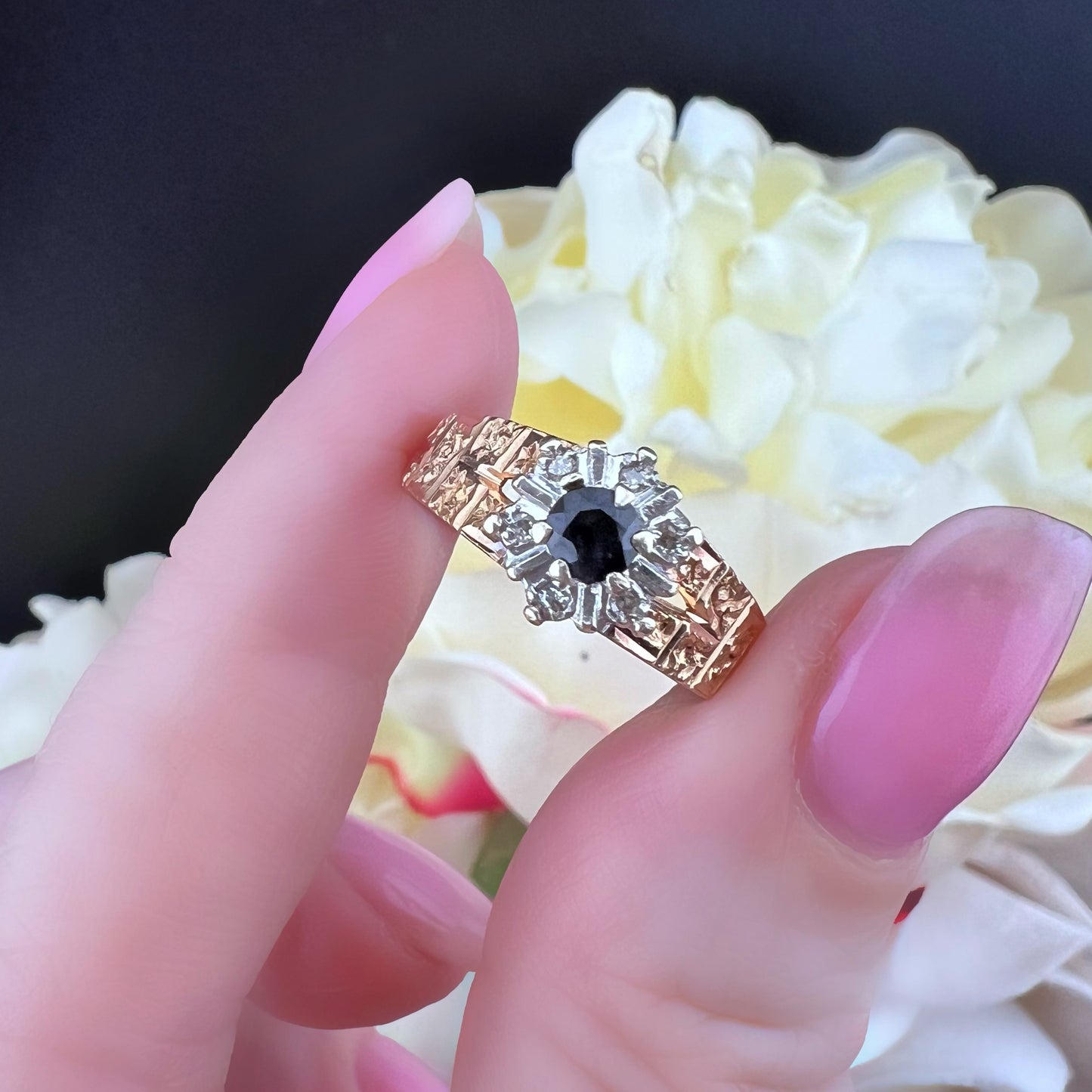 Anello Margherita in oro giallo e bianco con zaffiro e diamanti – Birmingham, 1976