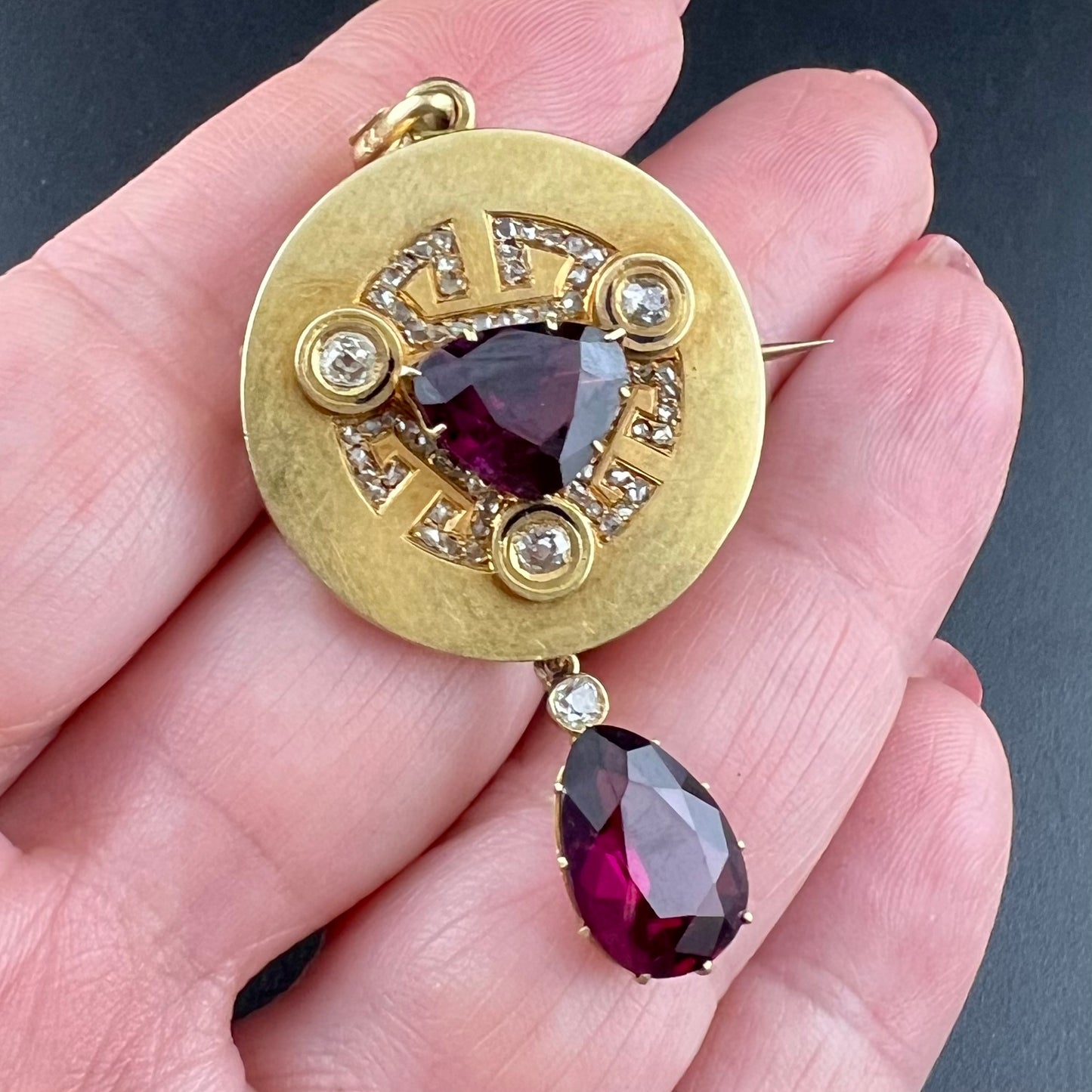 Art Deco brooch pendant in gold, amethysts, diamonds