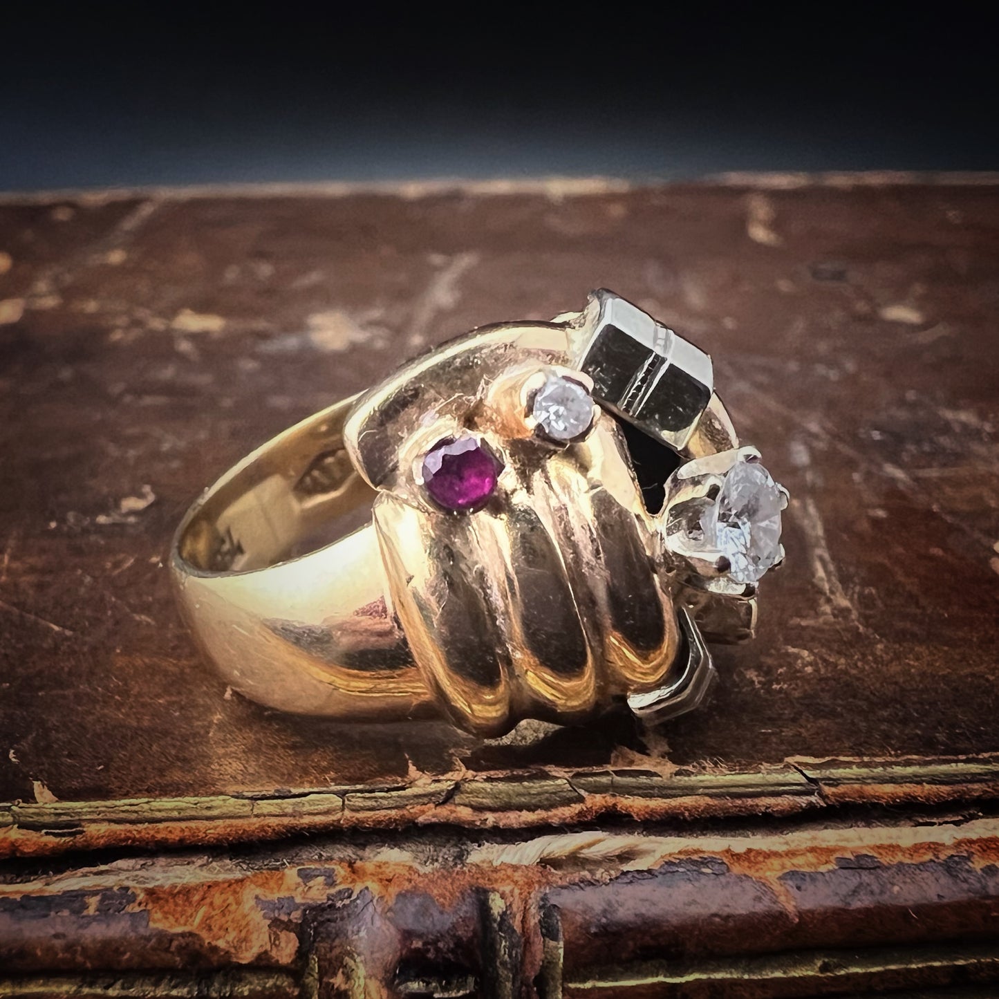 18 Karat Gelbgoldring mit Diamanten und Rubinen