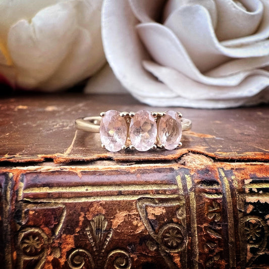 Anello Trilogy in Oro Giallo con Quarzi Rosa – Vintage Anni ’90