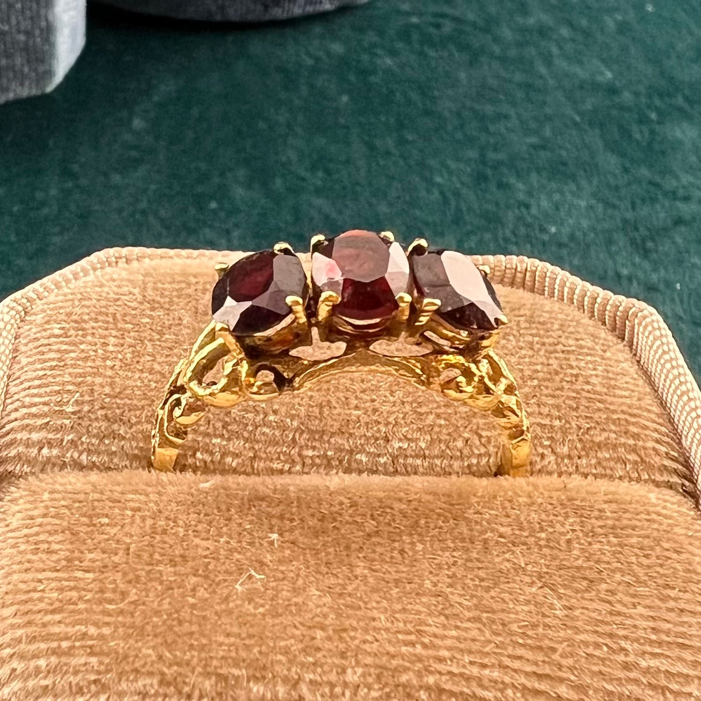 Ring with three garnets in 18k yellow gold