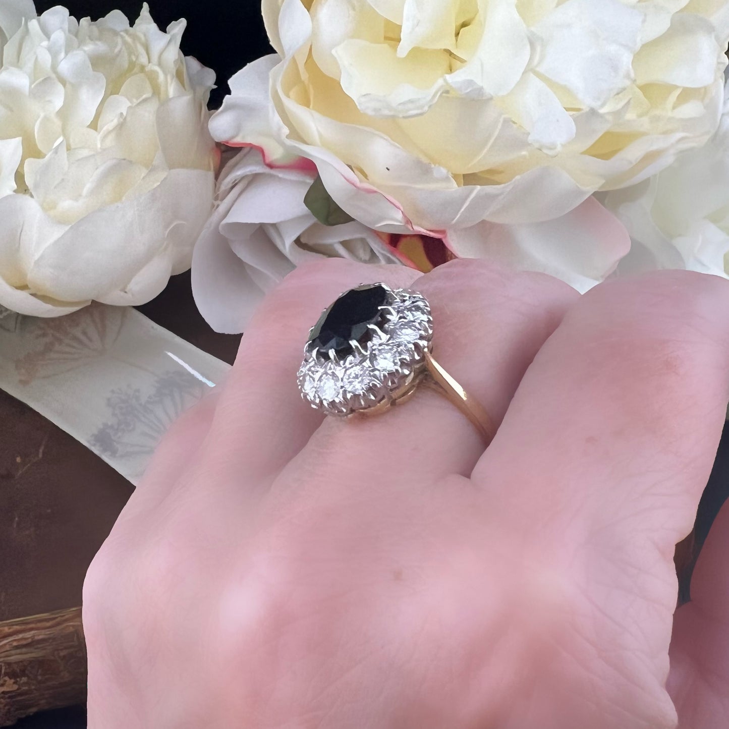 Anello a margherita in oro 18 ct con zaffiro e diamanti