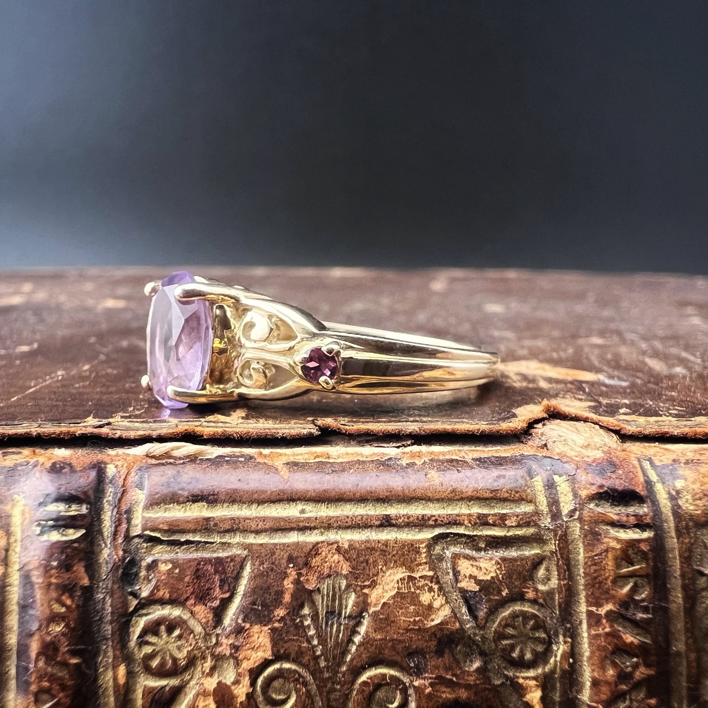 Vintage 9ct Goldring mit ovalem Amethyst und zwei kleinen rosa Turmalinen