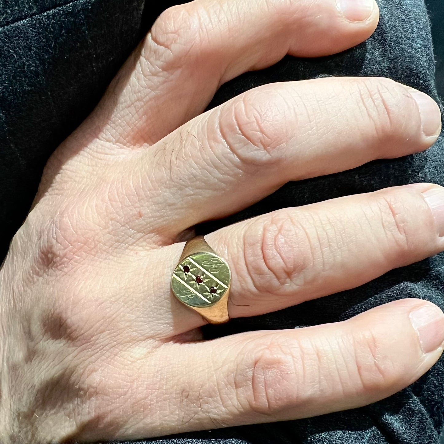 Men's ring - chevalier - seal - signet in gold and garnets