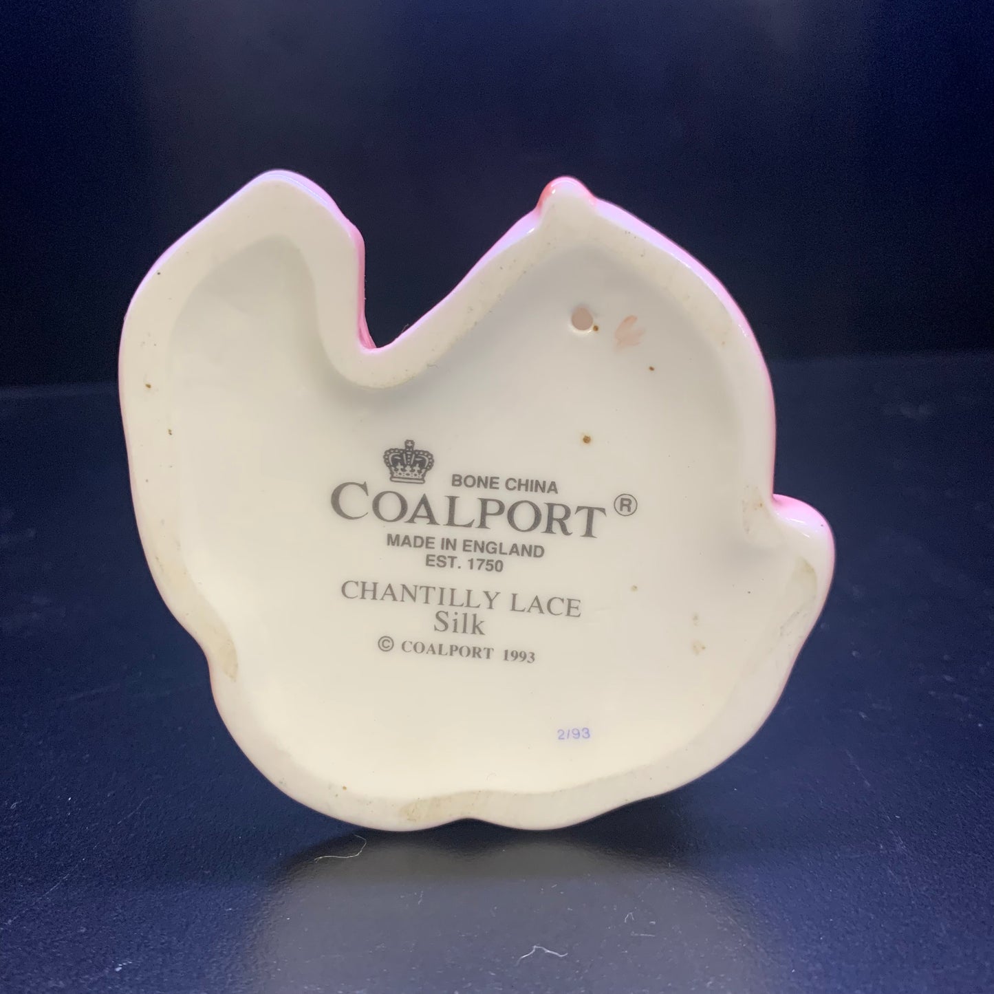 Statuina vintage in porcellana della Coalport “Chantilly Lace”