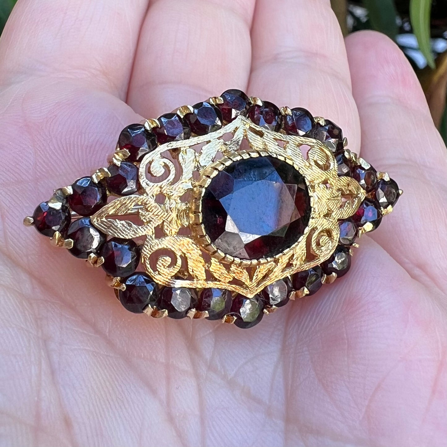 Gold- und Granatbrosche