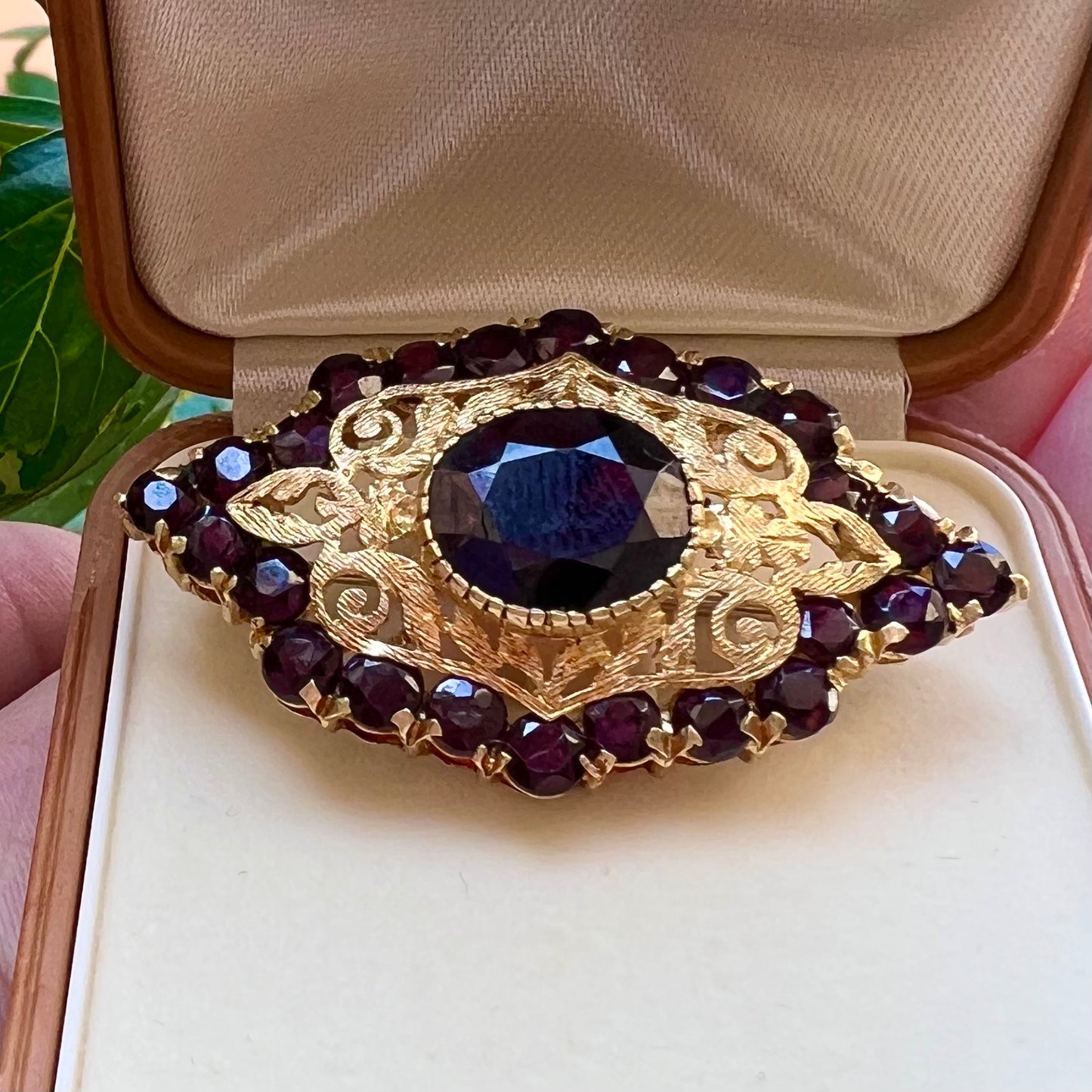 Gold- und Granatbrosche