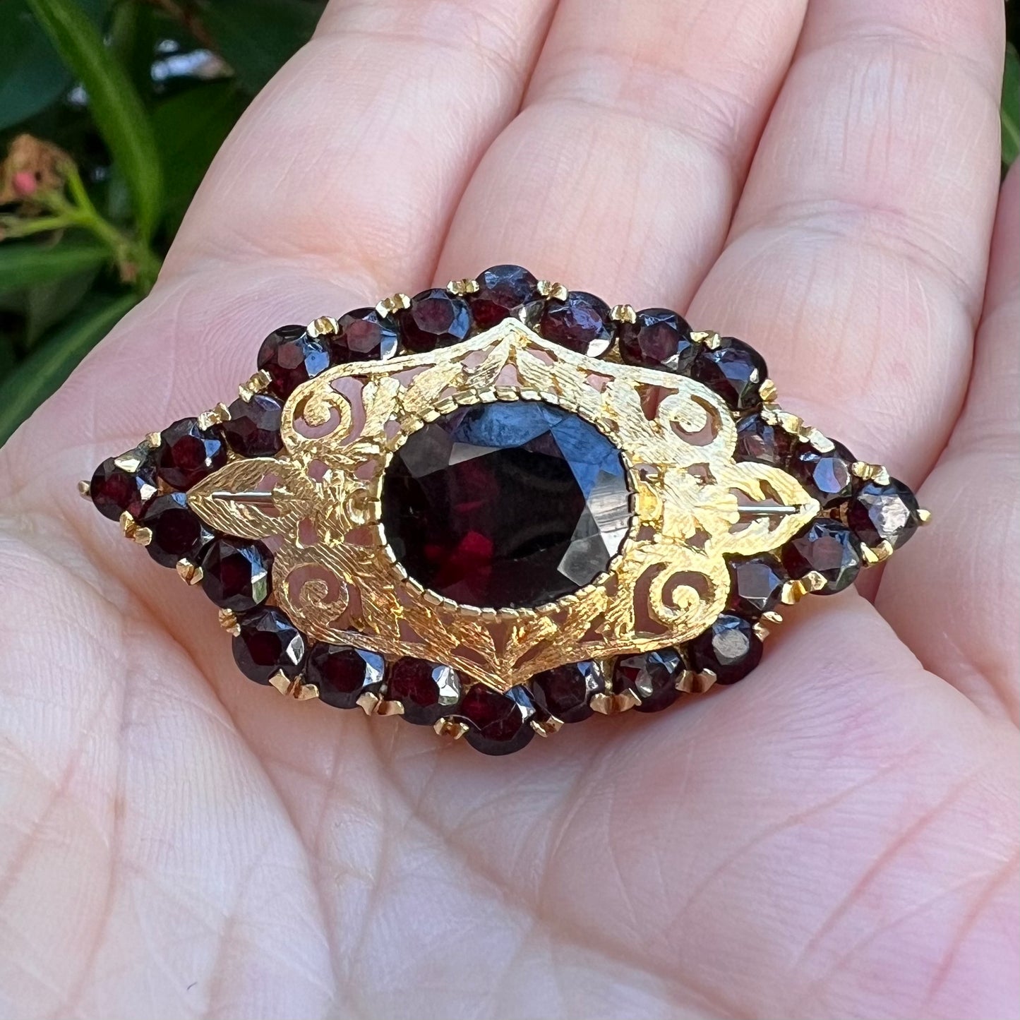 Gold- und Granatbrosche