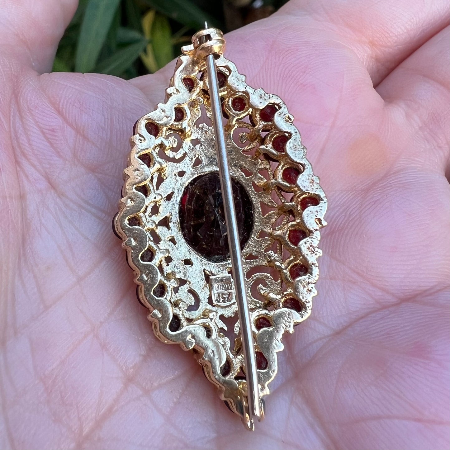 Gold- und Granatbrosche