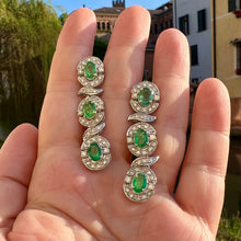 Carica l&#39;immagine nel visualizzatore di Gallery, Orecchini pendenti con smeraldi e diamanti
