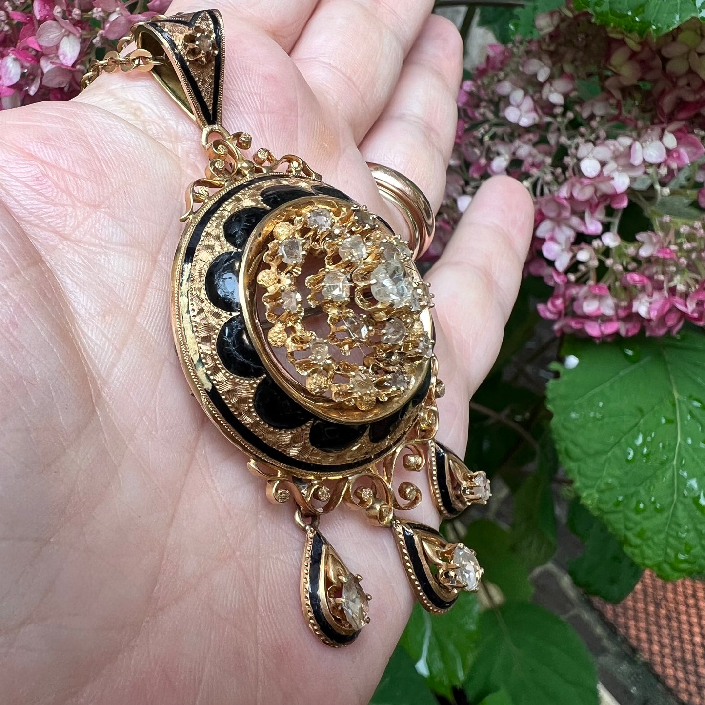 Victorian brooch/pendant in gold, diamonds and enamel