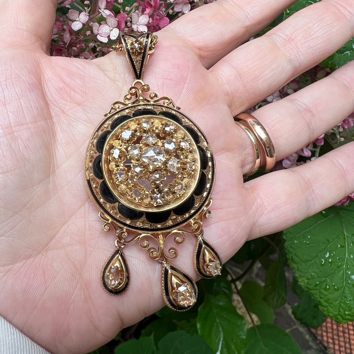 Victorian brooch/pendant in gold, diamonds and enamel