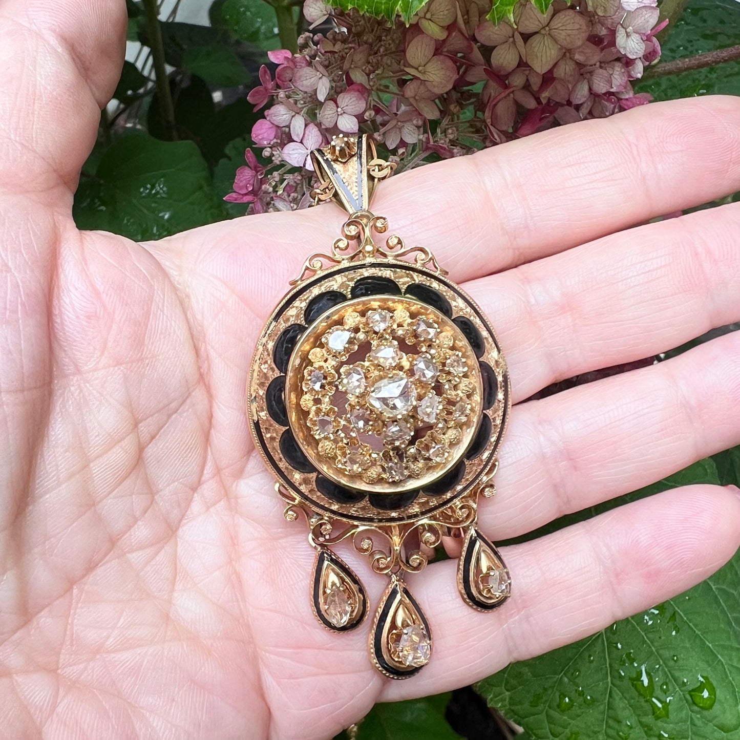 Victorian brooch/pendant in gold, diamonds and enamel