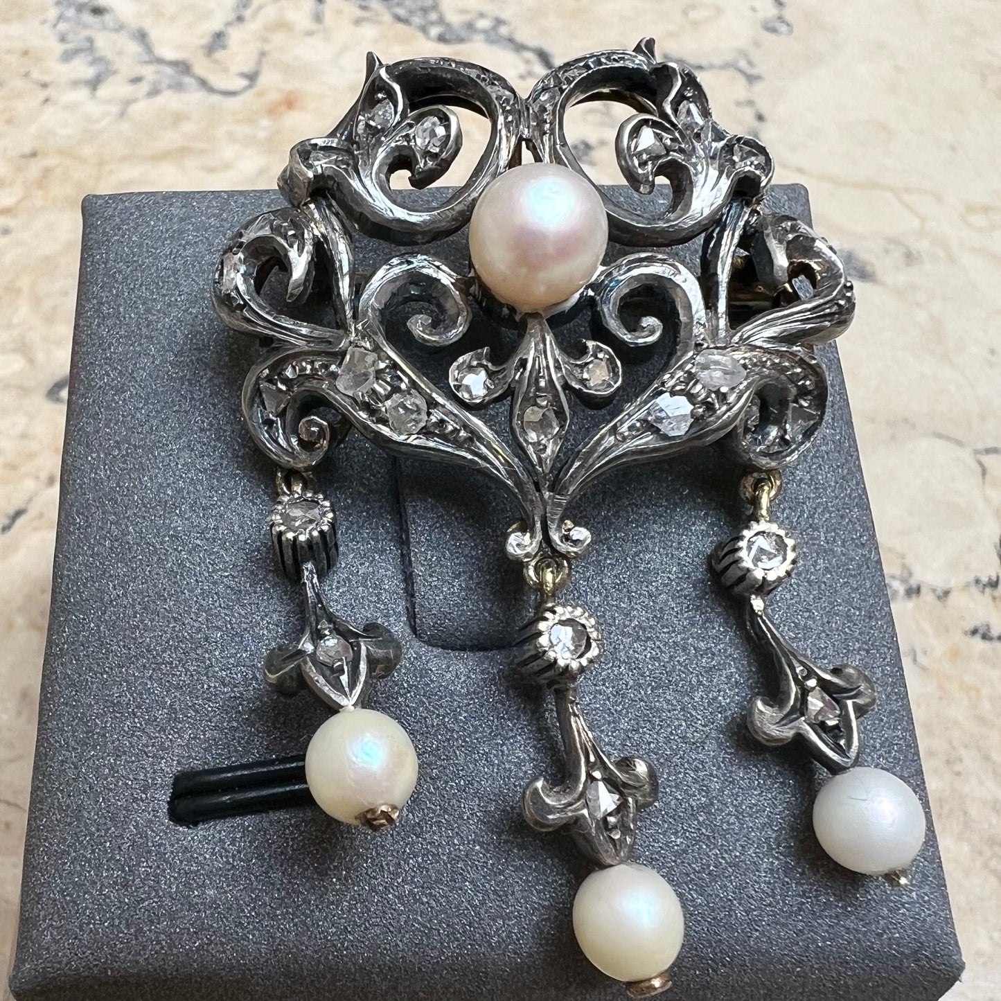 Brooch/pendant in gold, diamonds and pearls