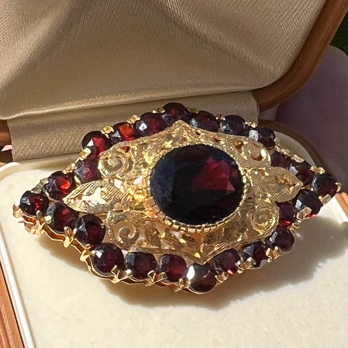 Gold- und Granatbrosche