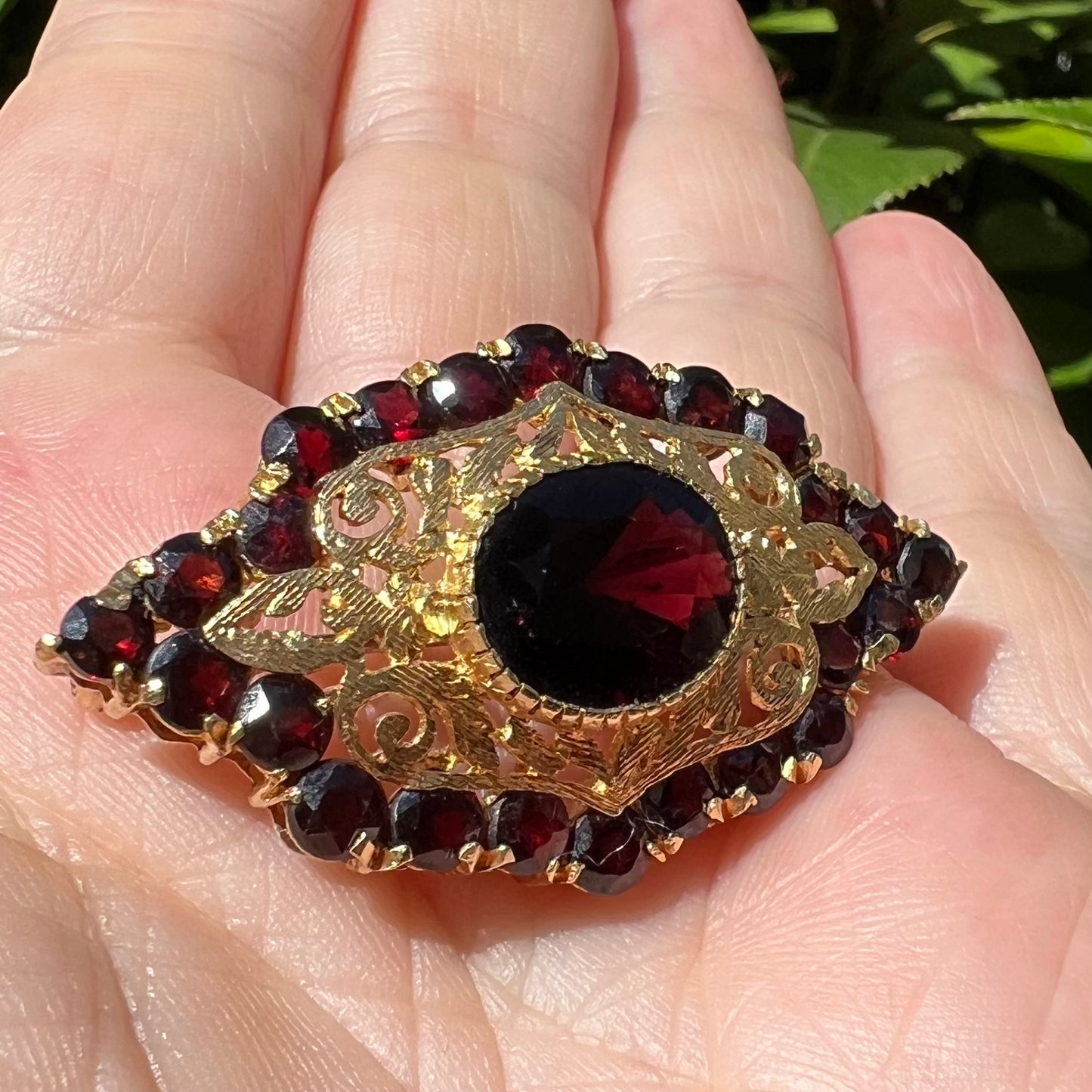 Gold- und Granatbrosche