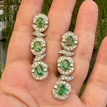 Carica l&#39;immagine nel visualizzatore di Gallery, Orecchini pendenti con smeraldi e diamanti

