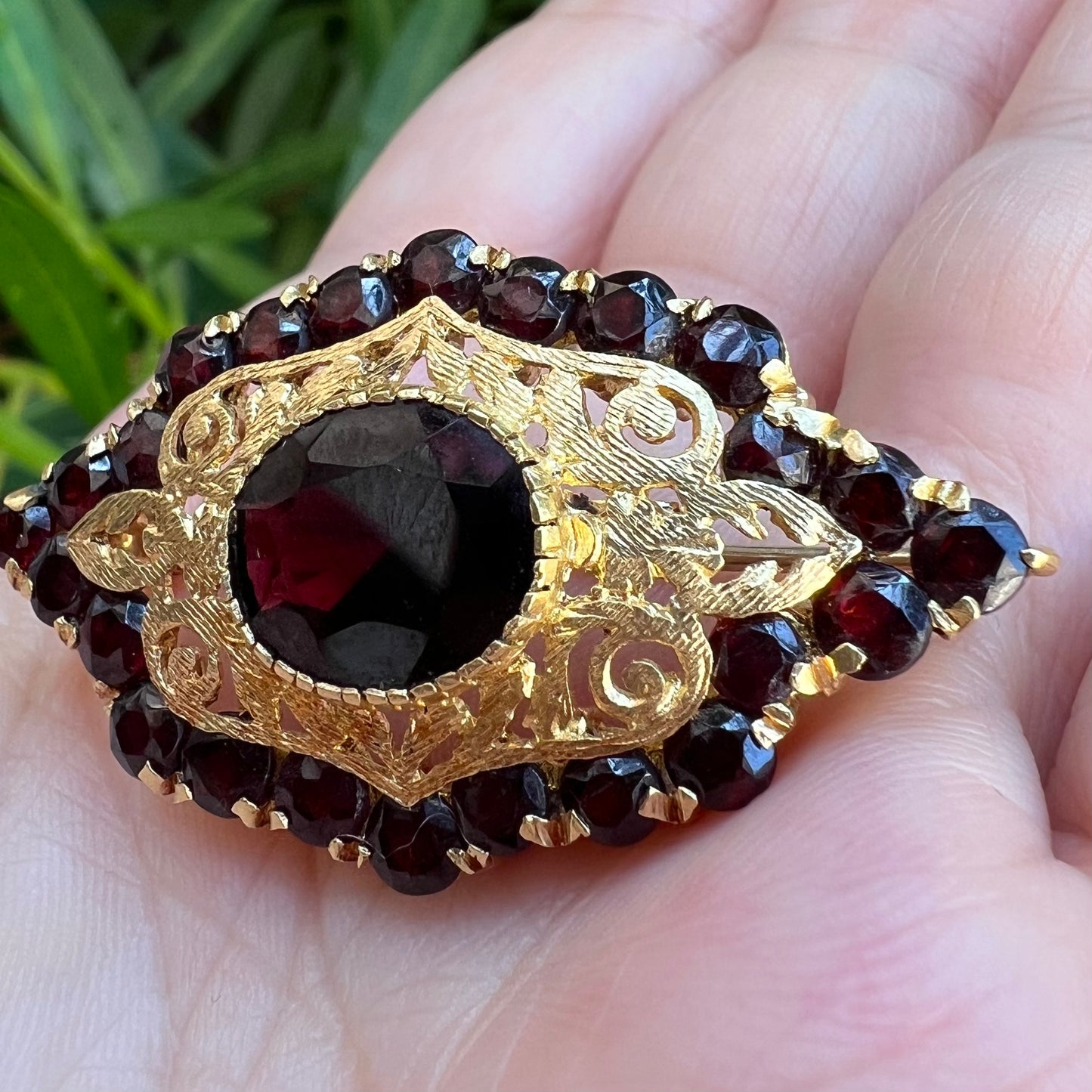 Gold- und Granatbrosche