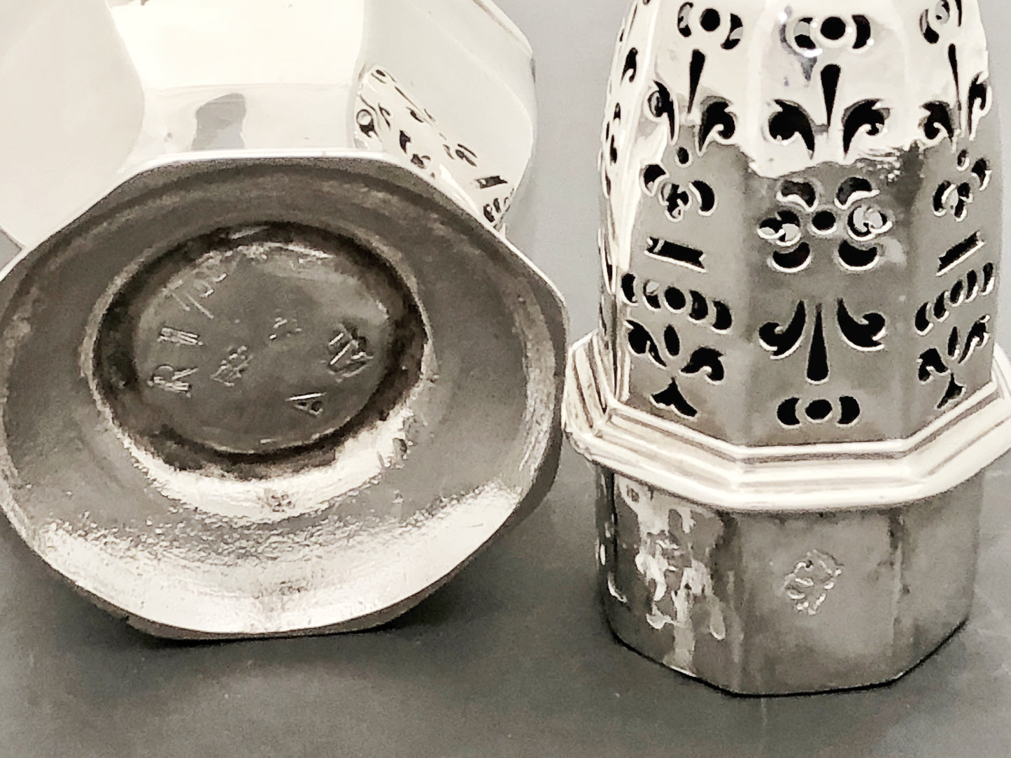 Ein äußerst seltener Zuckerstreuer aus der Zeit Georgs I., achteckig in der Form mit einem handdurchbrochenen, ineinandergreifenden Deckel. Hergestellt aus Silber in London im Jahr 1716.