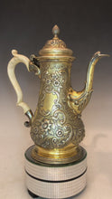 Carica e avvia il video nel visualizzatore di galleria, Antica caffettiera in argento dorato e manico interamente in avorio scolpito. Realizzata a Londra nell’anno 1764
