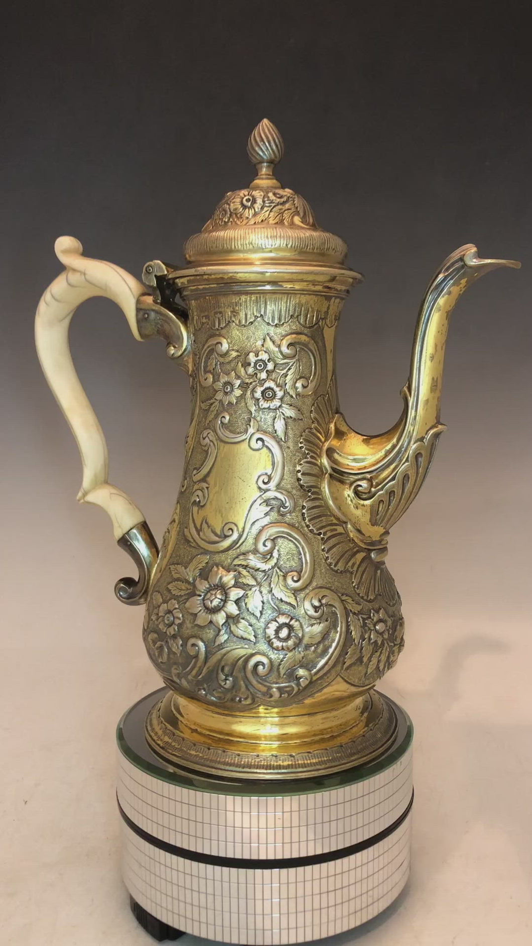 Antica caffettiera in argento dorato e manico interamente in avorio scolpito. Realizzata a Londra nell’anno 1764
