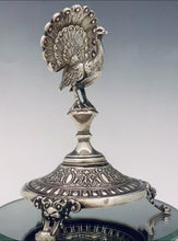Carica e avvia il video nel visualizzatore di galleria, Raro porta stuzzicadenti in argento con sembianze di pavone. Realizzato in Francia nella fine dell’800.

