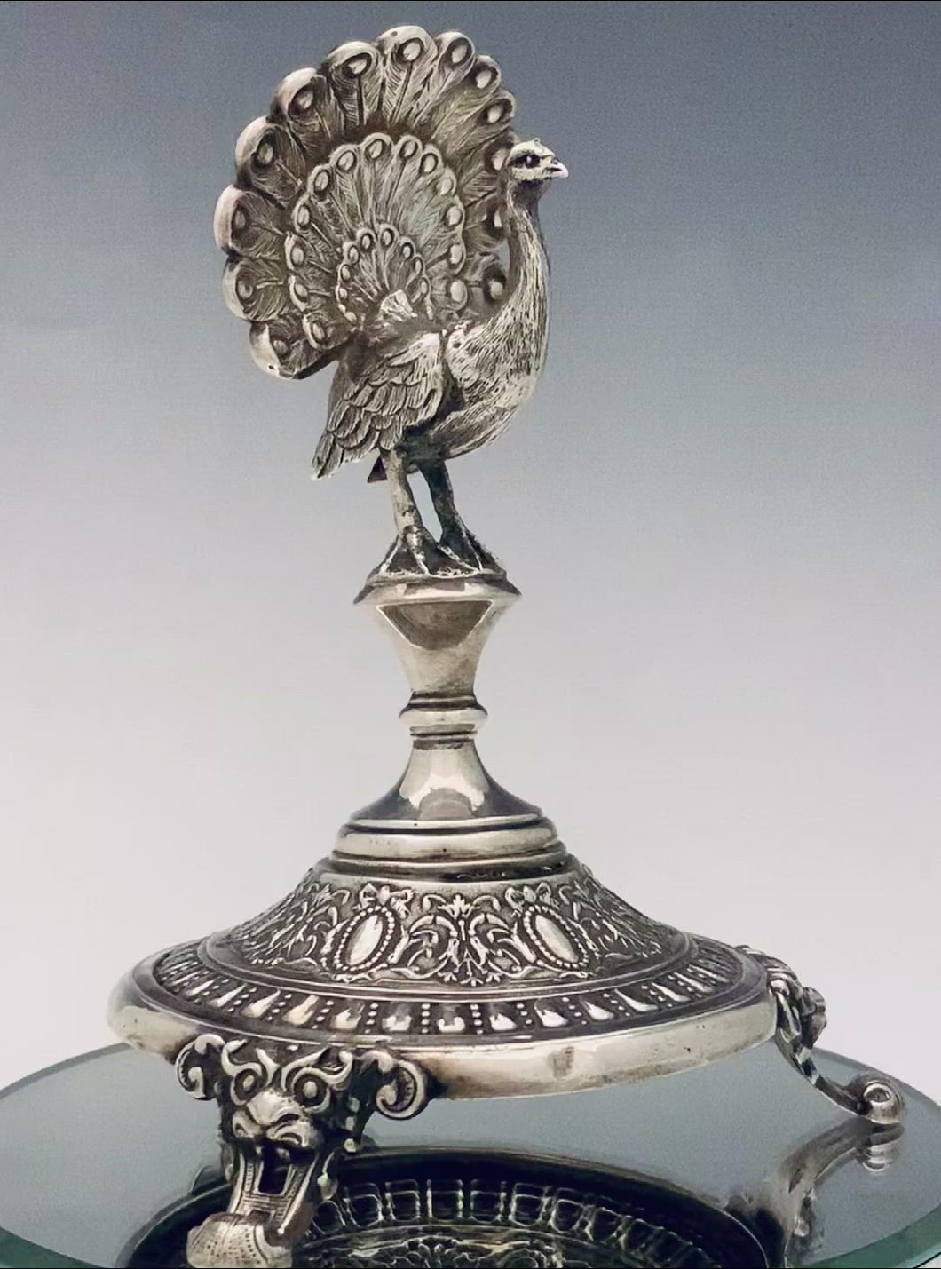 Raro porta stuzzicadenti in argento con sembianze di pavone. Realizzato in Francia nella fine dell’800.