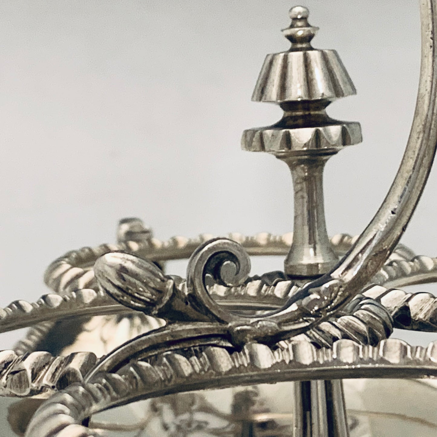 Importante oliera in argento disegnata e realizzata da Frederick Elkington a Londra nel 1854