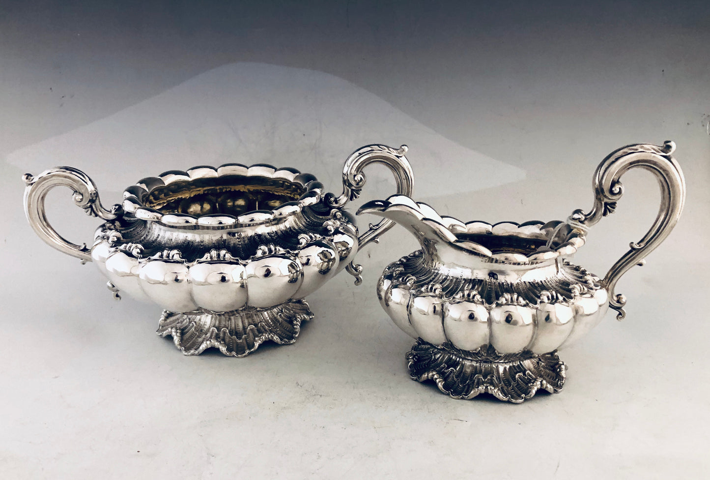 Set da tè e caffè in argento con rarissima base a gonnellino realizzato in fusione cesellata. Completo di lattiera e zuccheriera con cornature interne. Edward, Edward junior, John & William Barnard Londra 1830