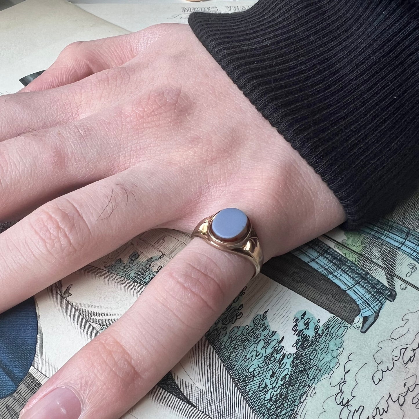 Antique ring - signet ring with unengraved chalcedony