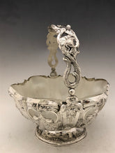 Carica l&#39;immagine nel visualizzatore di Gallery, Cesto in argento con vetro lattimo e manico basculante. Vienna metà ‘800
