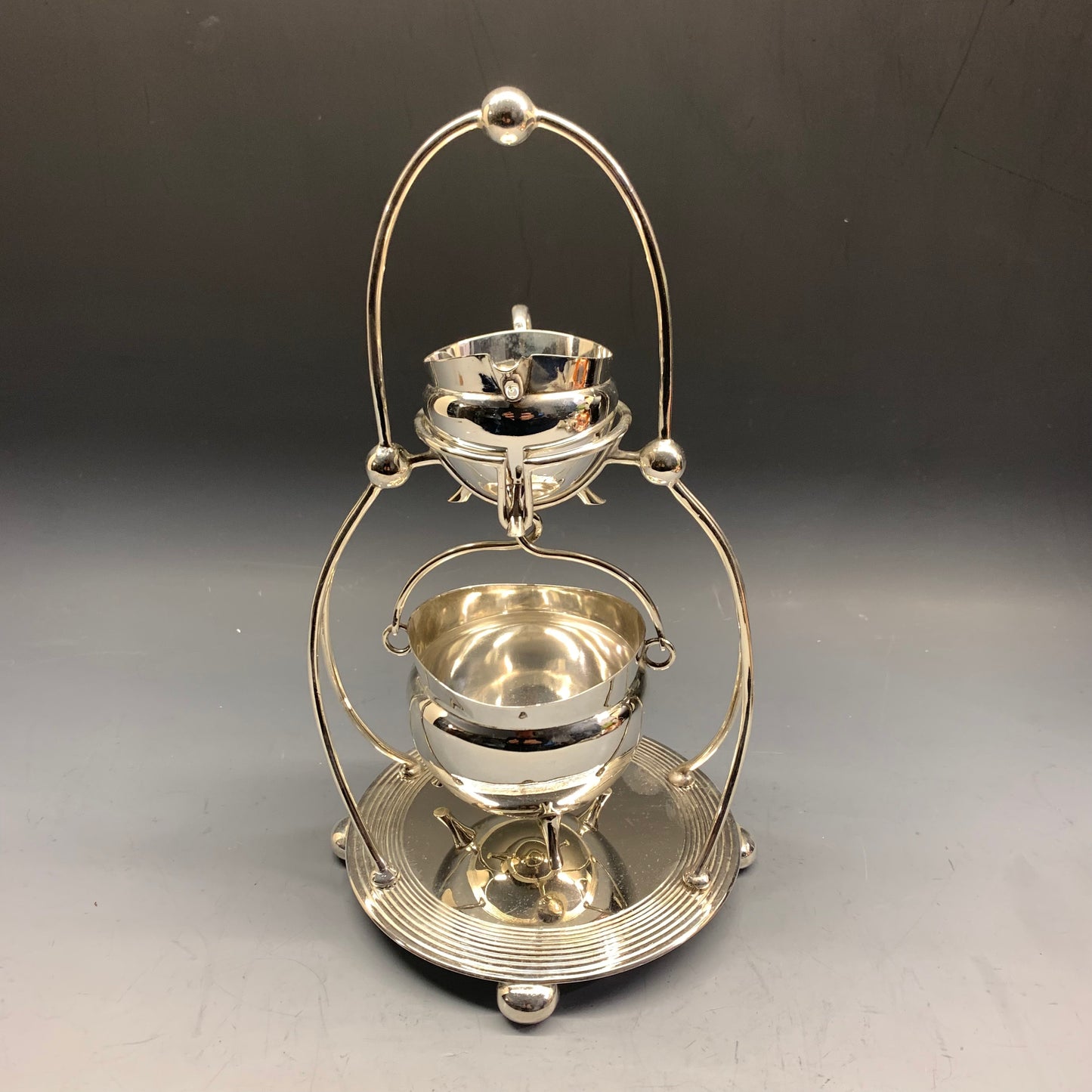 Zuckerdose und Sahnekännchen mit Ständer. Sheffield-Teller, George Bowen & Söhne, um 1890.