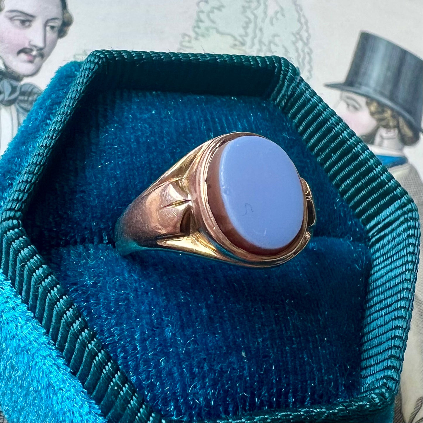 Antique ring - signet ring with unengraved chalcedony