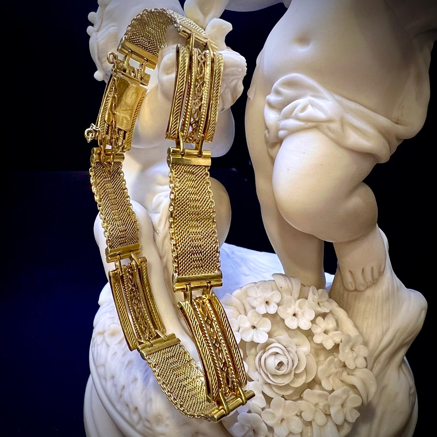 Armband aus dem frühen 20. Jahrhundert mit 18-karätigen Goldplatten