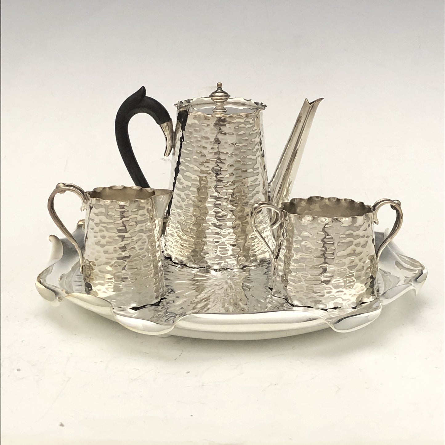 Kaffeeservice „Egoiste“ mit Originaltablett. Modell „Martelé“, Sheffield-Teller, England, Anfang des 20. Jahrhunderts.