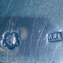 Carica l&#39;immagine nel visualizzatore di Gallery, Centro tavola in argento sbalzato a mano e cristallo molato impero austroungarico 1866-1922
