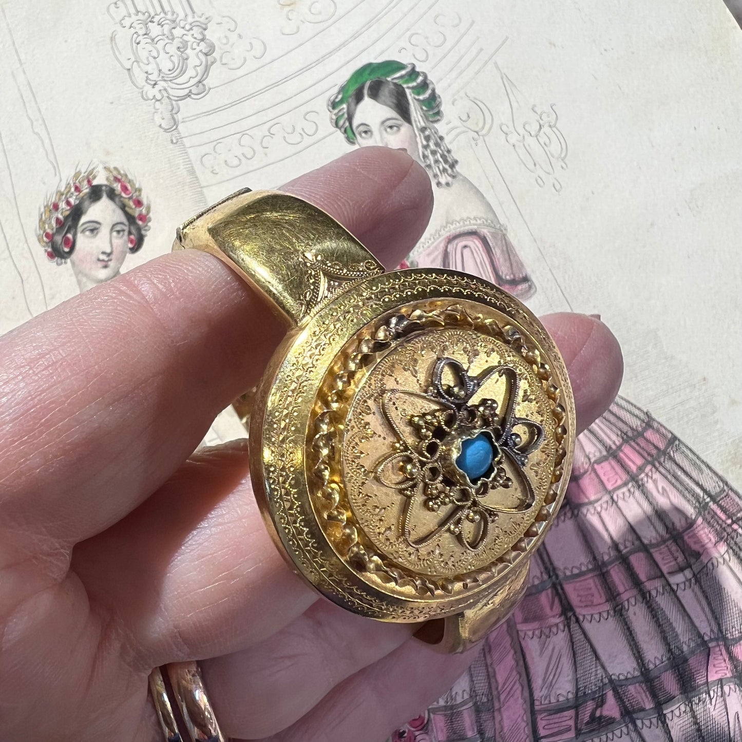 Ancient Bourbon bracelet in bright yellow gold with central turquoise