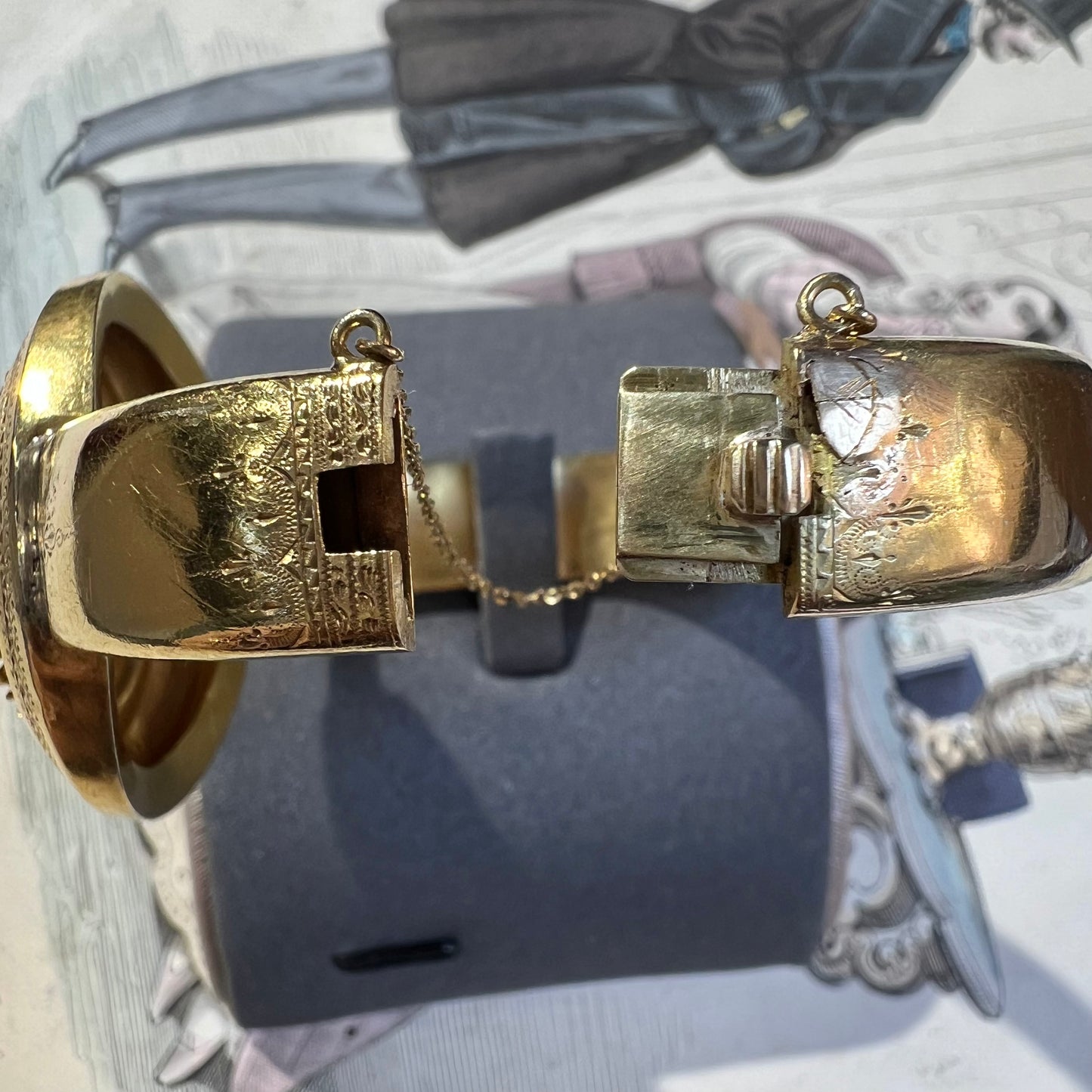 Ancient Bourbon bracelet in bright yellow gold with central turquoise