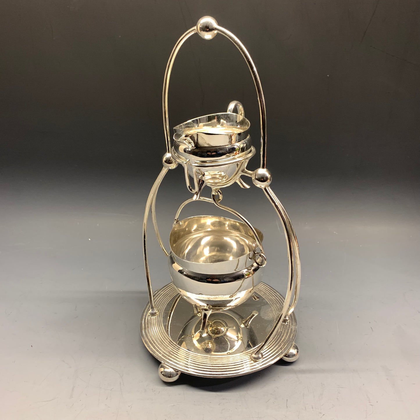 Zuckerdose und Sahnekännchen mit Ständer. Sheffield-Teller, George Bowen & Söhne, um 1890.