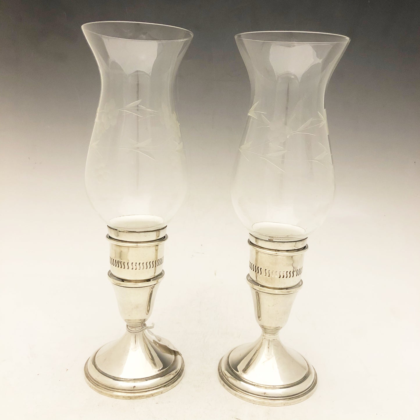 Paar Hurricane-Kerzenleuchter aus Sterlingsilber und geschliffenem Kristall