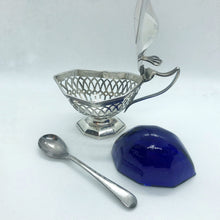 Carica l&#39;immagine nel visualizzatore di Gallery, Mostardierina in argento con vetro blu e cucchiaino
