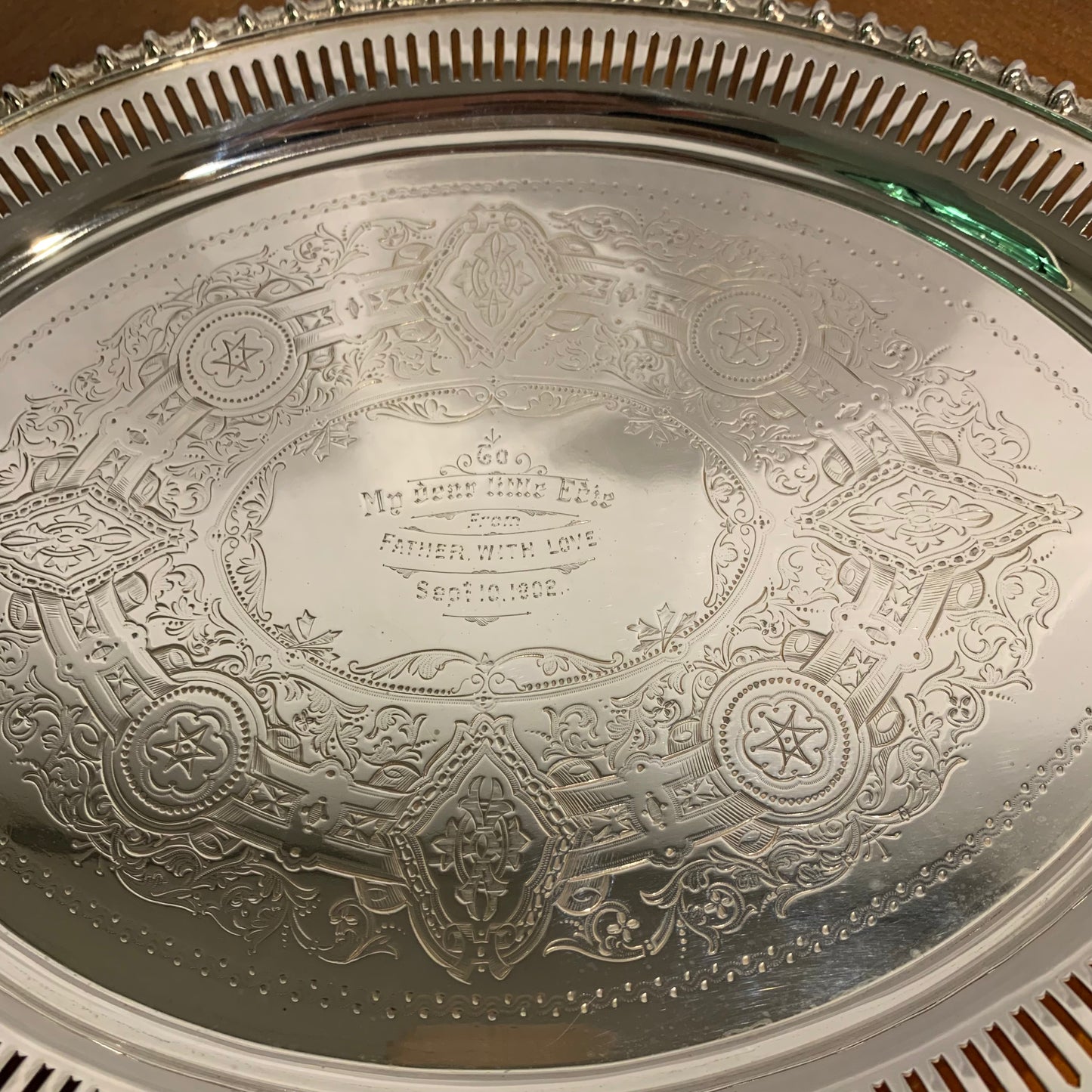 Kleines englisches Tablett für zwei Tassen, hergestellt aus Sheffield-Blech im Jahr 1902 gemäß Widmung