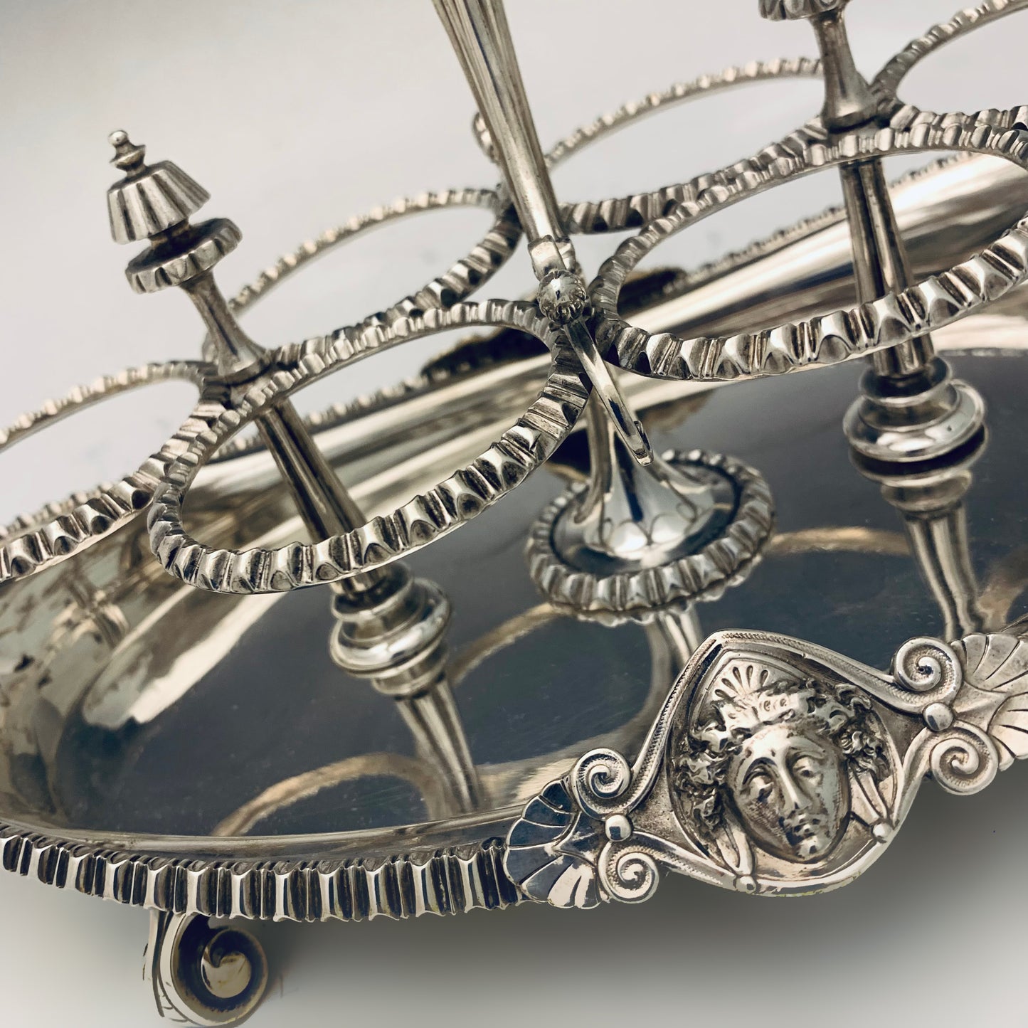 Importante oliera in argento disegnata e realizzata da Frederick Elkington a Londra nel 1854