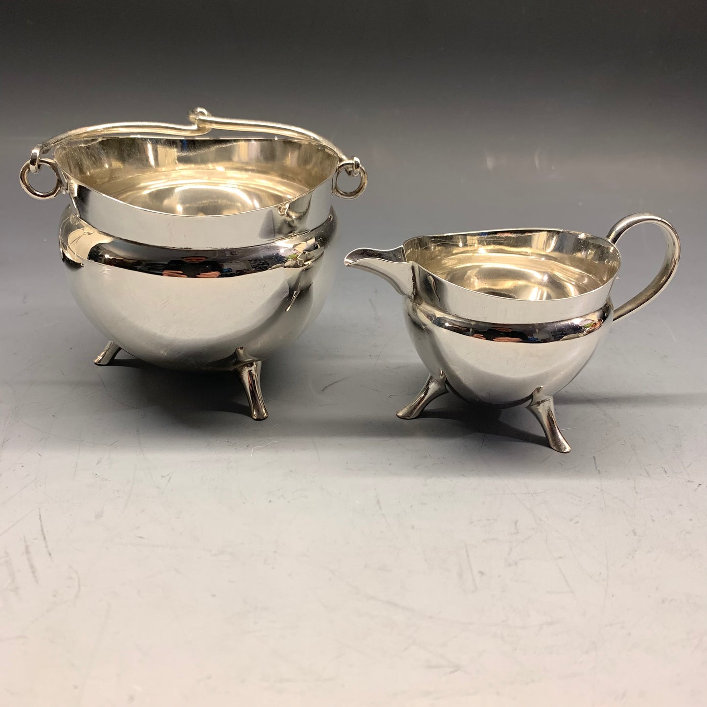 Zuckerdose und Sahnekännchen mit Ständer. Sheffield-Teller, George Bowen & Söhne, um 1890.