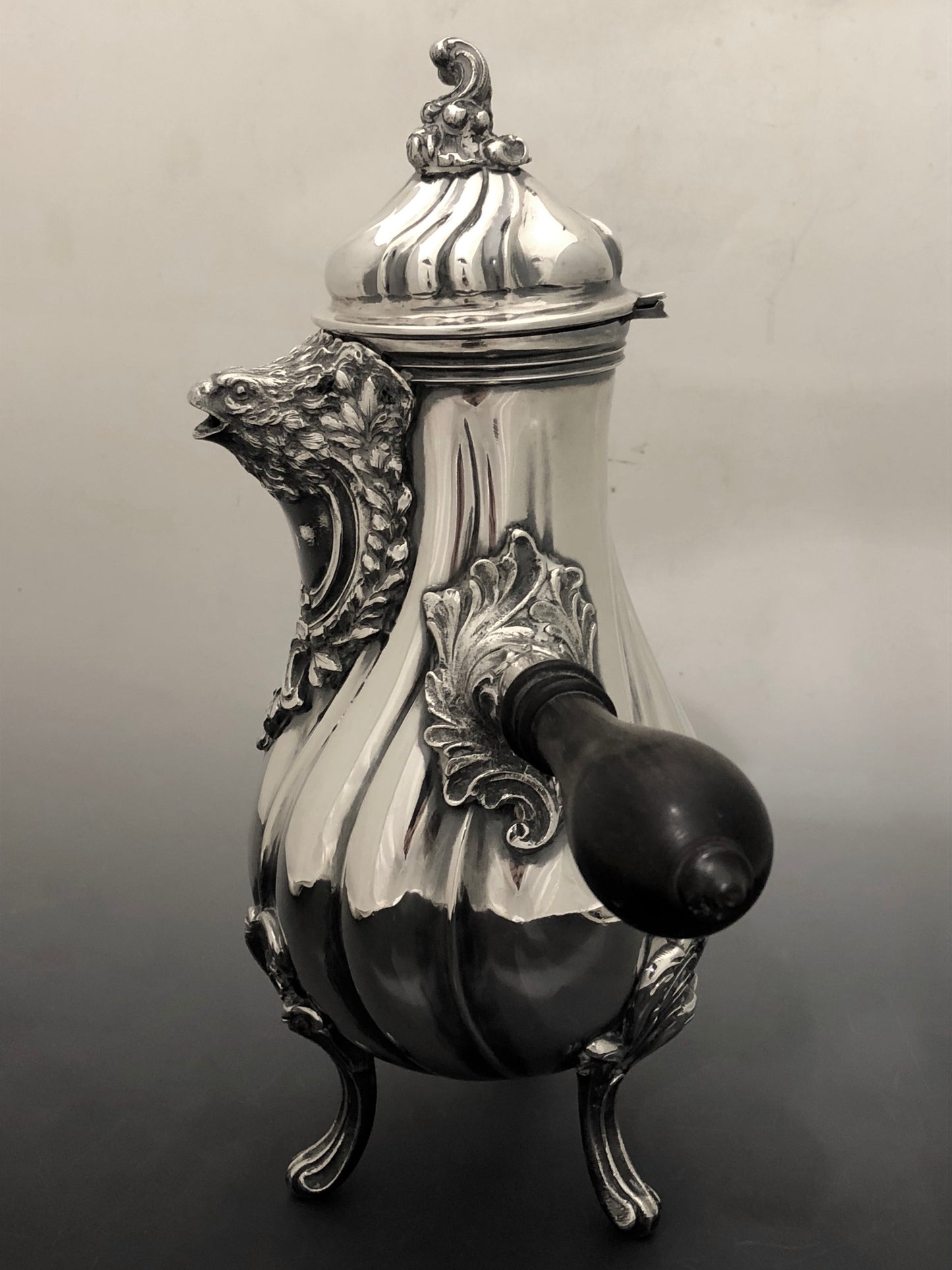 Caffettiera in argento con versatoio a testa di rapace e manico a bacchetto in ebano tornito. Milano 1890-1900