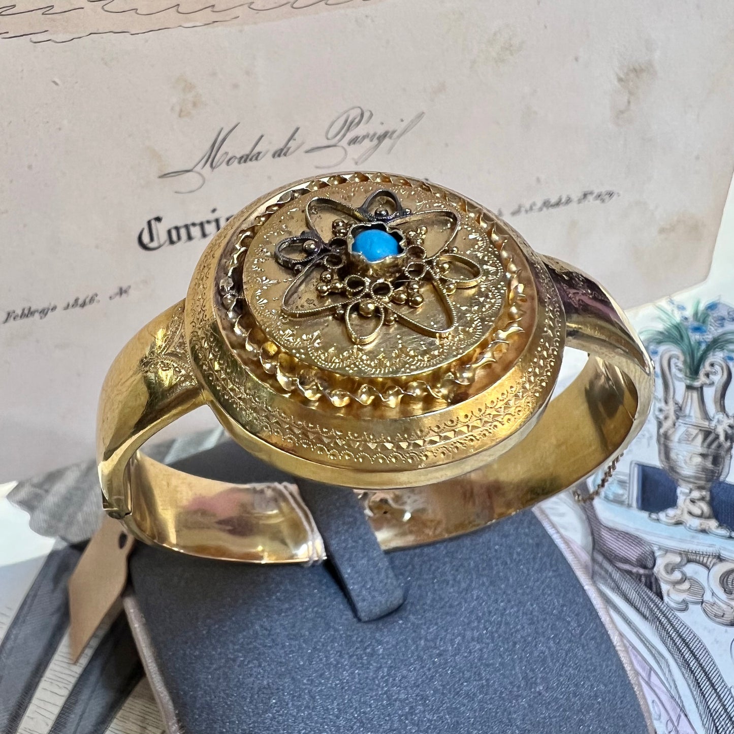 Ancient Bourbon bracelet in bright yellow gold with central turquoise